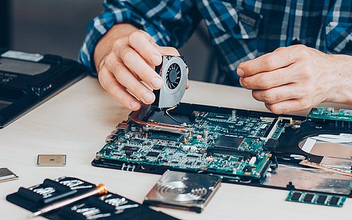 Werkstatt: Heiße Verbindung - Schmelzkleben am PC Werkstatt: Heiße Verbindung - Schmelzkleben am PC