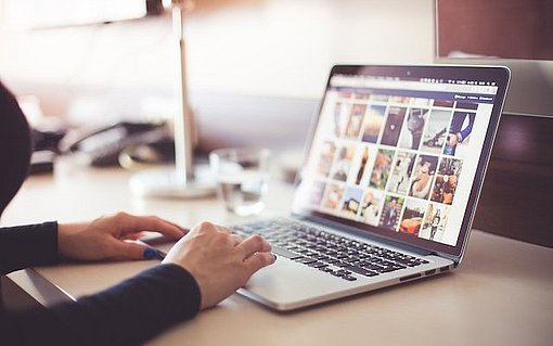 Wer haftet bei Datenverlust im Internet? Person browsed im Internet