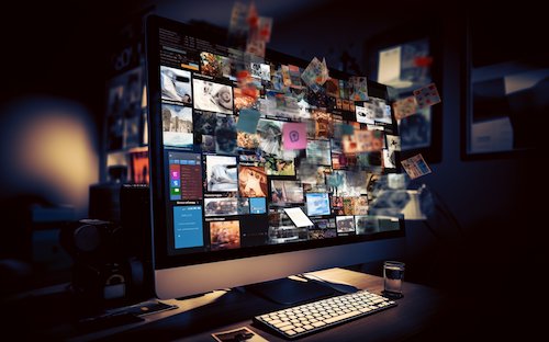 Computer-Chaos Chaotischer, mit Fenstern und Programmen überladener PC-Bildschirm