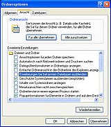 Im Bild sehen Sie das Dialogfenster ORDNEROPTIONEN und die deaktivierte Option ERWEITERUNGEN BEI BEKANNTEN DATEITYPEN AUSBLENDEN.