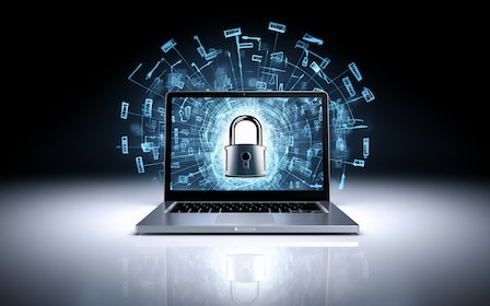 Internetsicherheit Laptop vor dunklem Hintergrund, aus dem Internetsymbole fliegen, während auf dem Display ein Vorhängeschloss prangt.