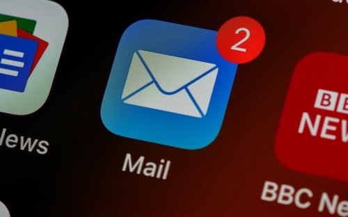 Mail-Symbol mit Benachrichtigungen Ein Raster aus Apps mit der Mail-App im Fokus, an der eine kleine rote 2 eingeblendet wird.