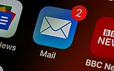 Ein Raster aus Apps mit der Mail-App im Fokus, an der eine kleine rote 2 eingeblendet wird.