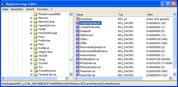 Windows XP: Systemwiederherstellung konfigurieren Im Bild sehen Sie den Registrierungseditor und den Schlüssel SystemRestore, über dem die Systemwiederherstellung konfiguriert werden kann.