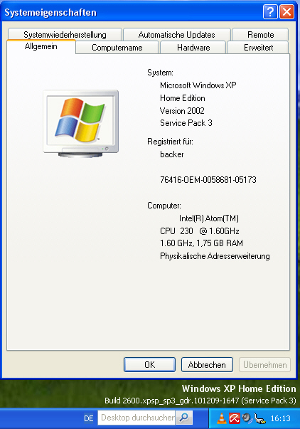 Windows XP: Systeminformationen ermitteln Im Bild sehen Sie die Systemeigenschaften und die Versionsangaben des Systems unten rechts auf dem Desktop.